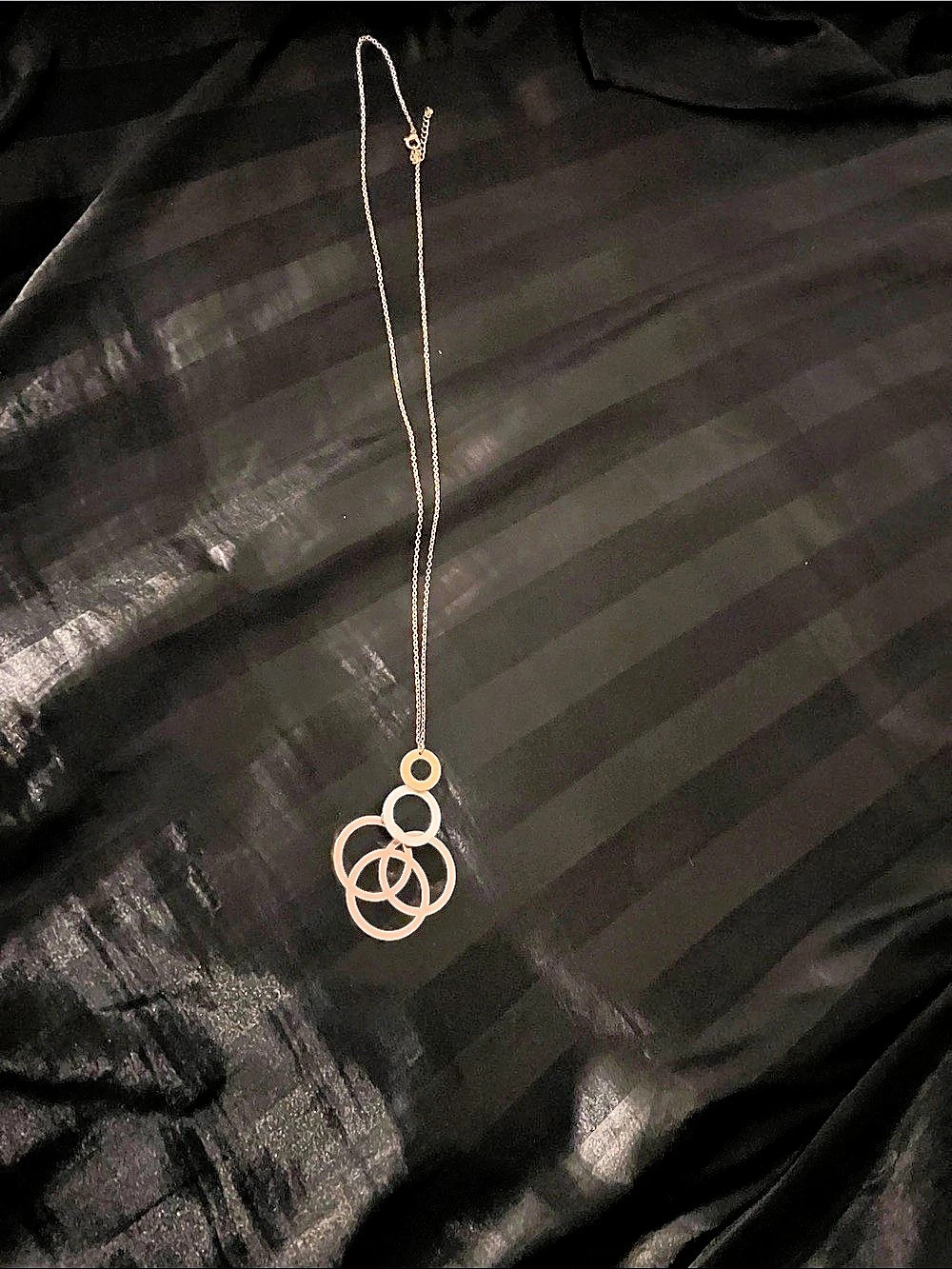 Interlocking Circle Pendant Necklace in Gold Like New